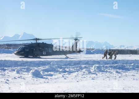 Eine flugmedizinische Crew aus 1. Bataillon, 52. Luftfahrtregiment, General Support Aviation Bataillon, 16. Kampfluftfahrtbrigade und medizinischem Personal der Charlie Company, 725. Brigadestützungsbataillon, 4. Kampfteam der Infanteriebrigade (Airborne), 25. Infanteriedivision, führte eine reale medizinische Evakuierung von Soldaten in der Nähe von Fort Greely, Alaska, am 14. März 2022. Alle verletzten Soldaten wurden aus den medizinischen Einrichtungen in ihre jeweilige Einheit entlassen. Stockfoto