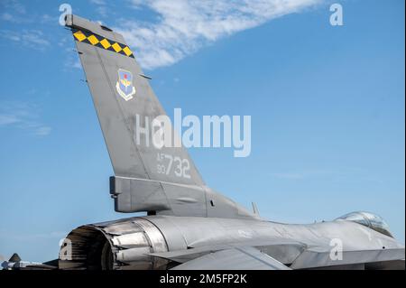 Ein F-16 Fighting Falcon, der der 311. Kampfstaffel, Holloman Air Force Base, New Mexico, zugeteilt wurde, sitzt an der Fluglinie am Tyndall AFB, Florida, 14. März 2022. Die FS 311. kam in Tyndall an, um am Evaluierungsprogramm für Waffensysteme Ost 22,06 der 53.-Gruppe zur Evaluierung von Waffensystemen teilzunehmen. WSEPs sind zweiwöchige Übungen, um die Fähigkeiten von Waffensystemen während des Luft-Luft-Kampftrainings zu testen. Stockfoto