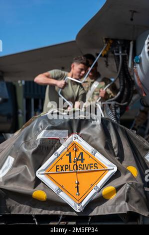 Munitions Airmen laden 20mm Schuss auf einen F-16 Fighting Falcon, der der 311. Kampfstaffel, Holloman Air Force Base, New Mexico, in Tyndall AFB, Florida, 14. März, zugeteilt wurde. 2022. Die F-16 ist mit einer vulkanischen Kanone mit M61 kg ausgestattet, die im Rahmen des Programms zur Evaluierung von Waffensystemen East 22,06 der 53. Evaluation Group eingesetzt wurde. Stockfoto