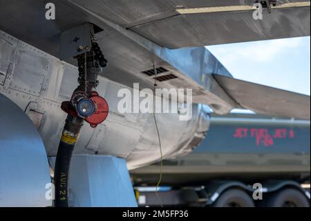Ein F-16 Fighting Falcon, der der 311. Kampfstaffel, Holloman Air Force Base, New Mexico, zugewiesen wurde, wird nach dem Flug am Tyndall AFB, Florida, 14. März 2022 betankt. Sowohl das Flugzeug als auch der Tankwagen werden beim Tanken geerdet, um zu verhindern, dass Funken den Kraftstoff entzünden. Stockfoto