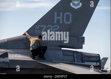 USA Air Force Senior Airman Ryder Oshiro, 849. Aircraft Maintenance Squadron Crew Chief, führt nach dem Flug eine Inspektion eines F-16 Fighting Falcon durch, der der 311. Kampfstaffel, Holloman Air Force Base, New Mexico, in Tyndall AFB, Florida, am 14. März, zugewiesen wurde. 2022. Die 311. FS kam in Tyndall an, um am 53.-Evaluierungsprogramm für Waffensystem Ost-22,06 der Gruppe zur Evaluierung von Waffen teilzunehmen. WSEPs sind zweiwöchige Übungen, mit denen die Fähigkeit eines Geschwaders zur Durchführung von Feuerwehreinsätzen bewertet werden soll. Stockfoto