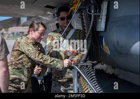 USA Air Force 2. LT. Ziporah Krolikowski, 49. Offizier der Ausrüstungswartung, verantwortlich für den Back Shop, lädt Munition auf eine F-16 Fighting Falcon, die der 311. Kampfgeschwader, Luftwaffenstützpunkt Holloman, New Mexico, am Luftwaffenstützpunkt Tyndall, Florida, am 14. März 2022 zugeteilt ist. Die FS 311. kam in Tyndall an, um am Evaluierungsprogramm für Waffensysteme Ost 22,06 der 53.-Gruppe zur Evaluierung von Waffensystemen teilzunehmen. Die WSEP wird über dem östlichen Golf von Mexiko durchgeführt, wo Piloten an einer Live-Feuerkampfausbildung teilnehmen können, ohne die örtliche Bevölkerung zu gefährden. Stockfoto