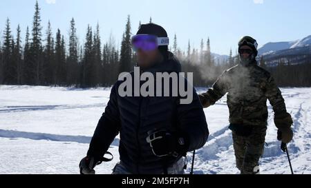 Green Berets, die der 10. Special Forces Group (Airborne) zugeteilt wurden, verlassen eine Hubschrauberlandezone während der Übung ARCTIC EDGE 2022 in Wiseman, Alaska, 14. März 2022. AE22 ist eine alle zwei Jahre stattfindende Multi-Service-Übung, die den Teilnehmern realistische und effektive Schulungen an den wichtigsten Schulungsorten bietet, die in Alaska vom 28. Februar bis 17. März verfügbar sind. Stockfoto