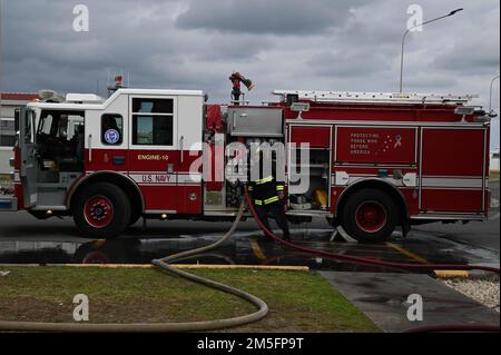 220314-N-LF680-1088 MARINE AIR STATION SIGONELLA, Italien (14. März 2022) Feuerwehrmann Rosario Migneco, aus Malletto, Italien, mit Naval Air Station (NAS) Sigonella Fire and Emergency Services, Versorgt die Feuerwehrleute mit Wasser, indem die Pumpe im Rahmen einer kürzlich durchgeführten Schulung im Rahmen einer Brandübung der Klasse Alpha an Bord von NAS Sigonella am 14. März 2021 auf einem Löschfahrzeug betrieben wird. Die strategische Lage von NAS Sigonella ermöglicht es den US-amerikanischen Streitkräften, den alliierten Streitkräften und den nationalen Partnerstaaten, die zur Gewährleistung der Sicherheit und Stabilität in Europa, Afrika und dem Zentralkommando erforderlichen Einsatzkräfte zu entsenden und zu reagieren. Stockfoto