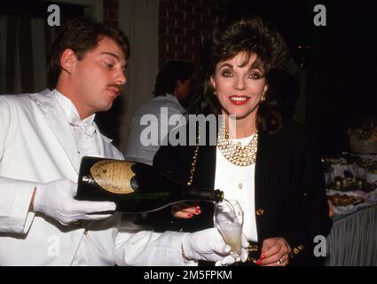 Joan Collins bei der Party für die Dynastie 200. am 15. Dezember 1988 Kredit: Ralph Dominguez/MediaPunch Stockfoto