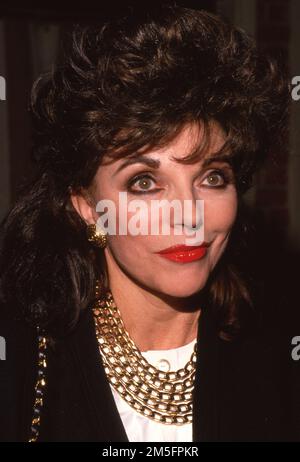 Joan Collins bei der Party für die Dynastie 200. am 15. Dezember 1988 Kredit: Ralph Dominguez/MediaPunch Stockfoto