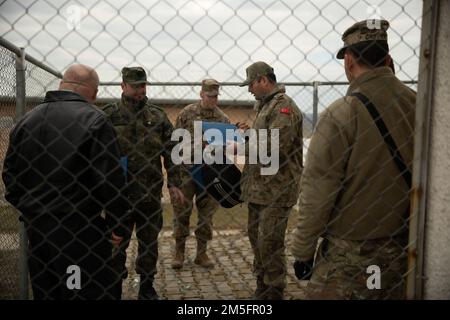 James Adamski, Stellvertretender Garnisonsmanager, Novo Selo Training Area, führt am 14. März 2022 in der NSTA, Bulgarien, die NATO-Einheit für Integration der Streitkräfte durch. Bulgariens militärische Modernisierungsbemühungen durch Militär-Militär-Einsätze und multinationale Ausbildungsübungen tragen dazu bei, die Bindung zwischen NATO-Verbündeten zu stärken. Stockfoto