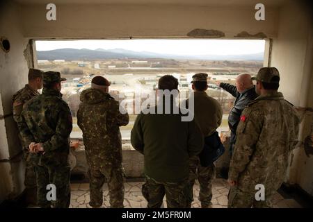 James Adamski, Stellvertretender Garnisonsmanager, Novo Selo Training Area, zeigt den Trainingsbereich den Leitern der NATO-Einheit für Integration der Streitkräfte in Bulgarien, 14. März 2022, NSTA, Bulgarien. Bulgariens militärische Modernisierungsbemühungen durch Militär-Militär-Einsätze und multinationale Ausbildungsübungen tragen dazu bei, die Bindung zwischen NATO-Verbündeten zu stärken. Stockfoto