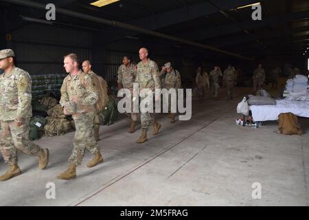 Soldaten der Bravo Company, 87. Kampfstützungsbataillon, 3. Infanterie Division Sustainment Brigade, Ankunft am 14. März 2022 in den USA Army Garrison Benelux – Brunssum, Niederlande. Bravo Co., die aus Fort Stewart, Georgien, entsandt wurde, ist Teil der multinationalen NATO-Eingreiftruppe, die im Hinblick auf die russische Invasion in der Ukraine bei Bedarf Verbündete schützen soll. Stockfoto