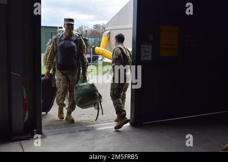 Soldaten der Bravo Company, 87. Kampfstützungsbataillon, 3. Infanterie Division Sustainment Brigade, Ankunft am 14. März 2022 in den USA Army Garrison Benelux – Brunssum, Niederlande. Bravo Co., die aus Fort Stewart, Georgien, entsandt wurde, ist Teil der multinationalen NATO-Eingreiftruppe, die im Hinblick auf die russische Invasion in der Ukraine bei Bedarf Verbündete schützen soll. Stockfoto