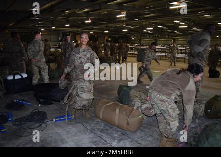 Soldaten der Bravo Company, 87. Kampfstützungsbataillon, 3. Infanterie Division Sustainment Brigade, Ankunft am 14. März 2022 in den USA Army Garrison Benelux – Brunssum, Niederlande. Bravo Co., die aus Fort Stewart, Georgien, entsandt wurde, ist Teil der multinationalen NATO-Eingreiftruppe, die im Hinblick auf die russische Invasion in der Ukraine bei Bedarf Verbündete schützen soll. Stockfoto