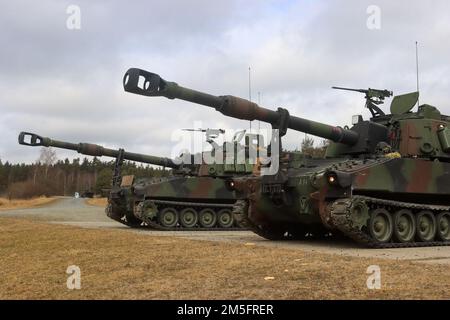 USA Soldaten von Battery A, 41. Artillerie-Regiment, 1. Kampfteam der Panzerbrigade, 3. Infanteriedivision, führen Feuerübungen mit den M109 Paladinen im Grafenwoehr-Trainingsbereich durch, 14. März 2022. Ein BTRY ist die erste Batterie in ihrem Bataillon, die Paladine zog, die Teil der Armee vorpositionierte Aktien-2 (APS-2) waren. Stockfoto