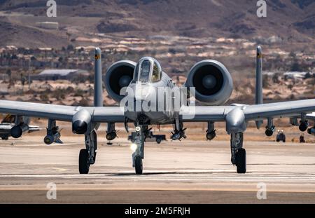 Ein A-10 Thunderbolt II, der dem 66. Geschwader zugeteilt wurde, startet für eine Ausbildungsmission auf dem Nellis Air Force Base, Nevada, 18. November 2021. Die USA Die Air Force Weapons School lehrt Lehrgänge auf Graduiertenebene, die Offiziere und Spezialisten der Kampf- und Mobilitätsstreitkräfte weiterführende Ausbildung in Waffen und Taktik bieten. Stockfoto