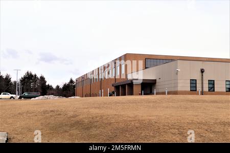 Die Central Issue Facility (CIF) wird am 14. März 2022 in Fort McCoy, Wisconsin, gezeigt. Die Anlage (Gebäude 780) wurde zu Kosten von mehr als $9 Millionen US-Dollar errichtet. Das Personal der Zentrale nahm am 14. September 2015 den Betrieb im Gebäude auf. Das CIF-Personal arbeitet auf einer Fläche von 62.548 Quadratmetern in Gebäude 780 und verfügt über ausreichend Platz, um Geräte zu lagern und Kunden zu unterstützen. Seit 2011 gibt das Fort McCoy CIF Reservekräfte ihre gesamte Kleidung und individuelle Ausrüstung aus. Stockfoto