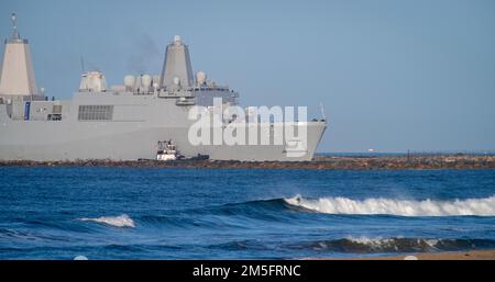 Das Amphibienschiff der Klasse San Antonio USS Anchorage (LDP 23) fährt am 14. März mit Hilfe eines Schleppers in die Hafenmündung des Naval Surface Warfare Center, Port Hueneme Division. Die USS Anchorage wurde in Louisiana erbaut und in Alaska in Auftrag gegeben. Der Heimatort der USS Anchorage ist San Diego. Stockfoto