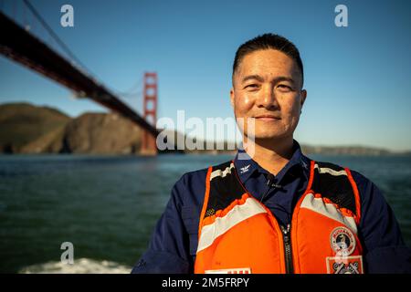 Captain Taylor Lam, Kommandeur der Küstenwache San Francisco, steht für ein Porträt vor der Golden Gate Bridge, 14. März 2022. Lam stammt aus Riverside, Kalifornien, und wurde 1996 im Rahmen des „MINORITY Officer Recruiting effort“-Programms (MORE) (jetzt College Student Pre-commissioning Initiative – CSPI) bei der US-Küstenwache angemeldet. Außerdem absolvierte er sein Studium an Basic Training in Cape May, NJ Nach Abschluss seines Bachelor-Studiums schloss er 1998 an der Officer Candidate School in New London, CT, ab. Stockfoto