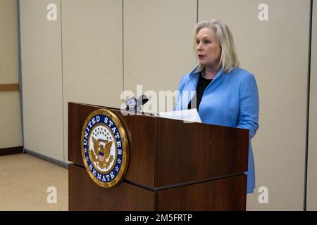 Soldaten der 10. Mountain Division interagieren mit Sen. Kirsten Gillibrand während ihres Besuchs in Fort Drum, New York, 14. März 2022. Gillibrand ist ein lautstarker Verfechter der Stärkung der amerikanischen Streitkräfte, der nationalen Sicherheit und der militärischen Bereitschaft. Stockfoto