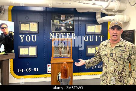 SAN DIEGO – Eine Gruppe ziviler MCTSSA-Mitarbeiter besuchte die USS Michael Monsoor (DDG 1001), die am Marinestützpunkt San Diego ankam. Die Gruppe wurde am 14. März 2022 vom Oberkommandochef Jacob Shafer des Schiffes zu einer Führung eingeladen. Die Tour wurde von Luke Scheuller von MCTSSA organisiert, einem Navy-Veteran, der vor mehr als einem Jahrzehnt mit Shafer diente. Die meisten Teilnehmer der Tour sind neuere Bundesangestellte und haben keinen früheren Militärdienst. Diese Lernerfahrung vor Ort war eine großartige Möglichkeit für Mitarbeiter, mehr über die Mission der Navy zu erfahren und aus erster Hand zu sehen, wie Matrosen und Marines arbeiten Stockfoto