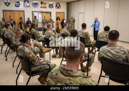 Soldaten der 10. Mountain Division interagieren mit Sen. Kirsten Gillibrand während ihres Besuchs in Fort Drum, New York, 14. März 2022. Gillibrand ist ein lautstarker Verfechter der Stärkung der amerikanischen Streitkräfte, der nationalen Sicherheit und der militärischen Bereitschaft. Stockfoto