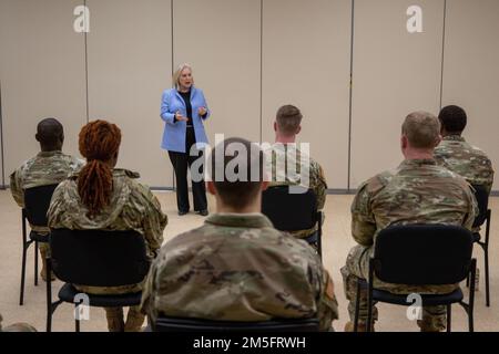 Soldaten der 10. Mountain Division interagieren mit Sen. Kirsten Gillibrand während ihres Besuchs in Fort Drum, New York, 14. März 2022. Gillibrand ist ein lautstarker Verfechter der Stärkung der amerikanischen Streitkräfte, der nationalen Sicherheit und der militärischen Bereitschaft. Stockfoto