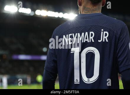 Paris, Frankreich. 28. Dezember 2022. Paris Saint-Germain's Neymar reagiert während des Fußballspiels der Französischen Liga 1 zwischen dem FC Paris Saint-Germain und dem Elsass RC Straßburg im Parc des Princes Stadion in Paris, Frankreich, am 28. Dezember 2022. Kredit: Gao Jing/Xinhua/Alamy Live News Stockfoto