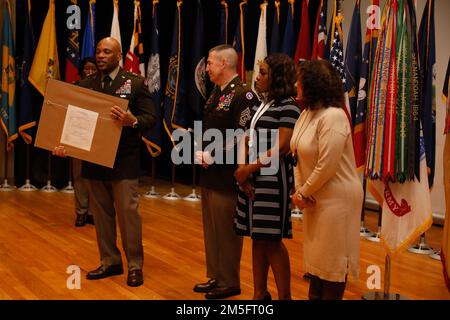 Generalmajor Michel M. Russell Sr. (Links), kommandierender General, 1. Theater Sustainment Command, hält eine Rede während einer Zeremonie zur Aufgabe der Verantwortung in Fort Knox, Kentucky, 15. März 2022. Russell dankte der Familie von Kommandoleiter Major Michael J. Perry III. Für ihre kontinuierliche Unterstützung und Opferbereitschaft. Stockfoto