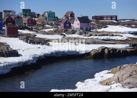 Farbenfrohe Häuser an der Küste Grönlands Stockfoto