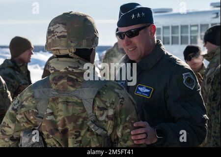 USA Air Force LT. General David A. Krumm, Befehlshaber des NORAD-Regionalbezirks (North American Aerospace Defense Command) Alaska, des ALCOM-Kommandos (Alaskan Command) und der 11. Air Force, spricht mit einem US-amerikanischen Luftwaffenverband Militärsoldat nach einer Einsatzbesprechung zur Unterstützung der Übung ARCTIC EDGE 2022 auf dem Luftwaffenstützpunkt Eielson, Alaska, 14. März 2022. An AE22 nahmen etwa 1.000 Teilnehmer Teil, darunter US-amerikanische und kanadische Service-Mitglieder in den USA Küstenwache und Regierungsangestellte aus den USA Verteidigungsministerium und kanadisches Verteidigungsministerium. Stockfoto