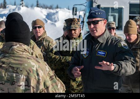 USA Generalleutnant der Luftwaffe David A. Krumm, Befehlshaber der Region Alaska North American Aerospace Defense Command (NORAD), des Kommandos Alaskan Command (ALCOM) und der 11. Air Force (rechts) und der USA Marinekorps, Hauptmann James Porterfield, Kommandant des US-Anführers Northern Command und NORAD (Zentrum), sprechen Sie mit den USA Armeesoldat, der an der Übung ARCTIC EDGE 2022 teilnimmt, auf der Eielson Air Force Base, Alaska, 15. März 2022. ALCOM fungiert als Hauptsitz für die Planung und Durchführung von AE22, einer zweijährlichen Multi-Service-Übung, die den Teilnehmern realistische und effektive Schulungen bieten soll Stockfoto