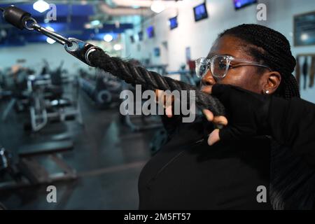 Senior Airman Jimara Palmer, Raketensicherheitsagent beim 890. Raketensicherheitsschwadron, posiert beim Training beim F.E. Warren Luftwaffenstützpunkt, Wyoming, 15. März 2022. Dieses Bild wurde in den Bemühungen zur Sensibilisierung im internationalen Frauenkreis einfließen. Stockfoto