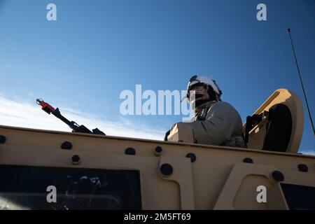 USA Army SPC. Corban Black ist dem 2. Bataillon, dem 8. Artillerie-Regiment-Hauptquartier und Hauptquartier Battery (HHB) zugeteilt und bietet Sicherheit in einem Joint Light Tactical Vehicle (JLTV) zur Unterstützung einer taktischen Feuerübung in Fort Greely, AK am 15. März 2022. JPMRC 22-02 ist das erste regionale Kampftrainingszentrum in Alaska, das sich auf großmaßstäbliche Kampfoperationen (Large Scale Combat Operations, LSCO) konzentriert und eine Schulungsveranstaltung für kaltes Wetter ist, die eine Situationstraining (STX) umfasst. Stockfoto