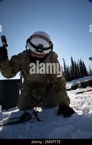 USA Sergeant John Steele, 2. Bataillon, 8. Artillerie-Regiment Bravo Battery, richtet am 15. März 2022 ein Zelt für zehn Personen in Fort Greely, AK, ein. JPMRC 22-02 ist das erste regionale Kampftrainingszentrum in Alaska, das sich auf großmaßstäbliche Kampfoperationen (Large Scale Combat Operation, LSCO) konzentriert und eine Schulungsveranstaltung für kaltes Wetter ist, die eine Situationstraining (STX) umfasst. Stockfoto