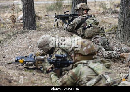 USA Fallschirmjäger der Armee, zugewiesen zu B-Kompanie, 1. Bataillon, 503. Infanterieregiment, 173. Brigade, suchen nach Zielen während einer Blankoübung auf dem Grafenwoehr-Trainingsgelände des 7. Armeeübungskommandos, Deutschland, 15. März 2022. Die 173. Brigade ist die USA Die Noteinsatztruppe der Armee in Europa, die rasch verlegbare Einsatzkräfte für die Zuständigkeitsbereiche der Vereinigten Staaten in Europa, Afrika und Zentralkommando bereitstellt. Stockfoto