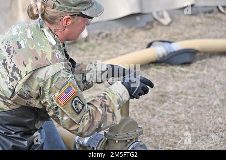 Diese Soldaten auf diesen Fotos sind von der Army Reserve und der Nationalgarde in den USA. Diese Schulung wird an Standort 12A im Fort Dix Range Complex durchgeführt. Spezialisten für Erdölversorgung überwachen die Verwendung von Erdöl durch die Armee. Aber sie sind viel mehr als Tankstellenpersonal; diese Soldaten sind ausgebildet, um eine Reihe von Geräten zu bedienen, die für die Verteilung von Erdöl verwendet werden. Sie tanken Militärfahrzeuge und Flugzeuge und sorgen dafür, dass Erdöl sicher und gemäß dem Protokoll gehandhabt wird. (Fotos vom Fort Dix [TSC] Training Support Center) Stockfoto