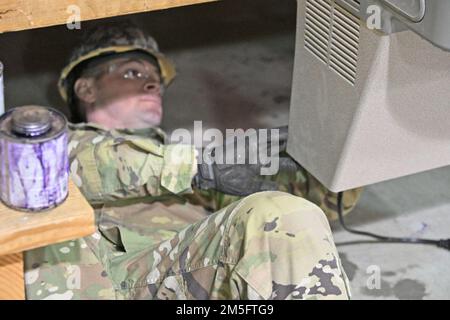 Diese Soldaten auf diesen Fotos sind aus dem ganzen Land, in verschiedenen Einheiten der Nationalgarde aus dem ganzen Land (NJ, PA, NC, NY, VA, SC, VT, CO UND AR). Sie absolvieren den Klempnerkurs 003-21. Klasse im Fort Dix Vertical Skills Training Building. Klempner der Armee sind Teil der Bauinstallation und -Reparatur. Die Installateure führen alle grundlegenden Reparatur- und Wartungsarbeiten an den Leitungen durch. Wenn ein Installationsproblem oder ein Leck auftritt, werden sie gerufen. Sie müssen mit der Installation und Reparatur von Kesselsteuerungen, Wasseraufbereitungssystemen und Destillationssystemen vertraut sein. Stockfoto