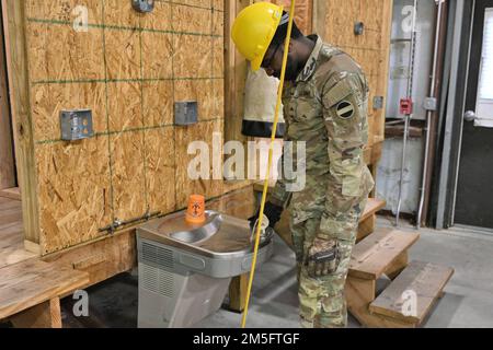 Diese Soldaten auf diesen Fotos sind aus dem ganzen Land, in verschiedenen Einheiten der Nationalgarde aus dem ganzen Land (NJ, PA, NC, NY, VA, SC, VT, CO UND AR). Sie absolvieren den Klempnerkurs 003-21. Klasse im Fort Dix Vertical Skills Training Building. Klempner der Armee sind Teil der Bauinstallation und -Reparatur. Die Installateure führen alle grundlegenden Reparatur- und Wartungsarbeiten an den Leitungen durch. Wenn ein Installationsproblem oder ein Leck auftritt, werden sie gerufen. Sie müssen mit der Installation und Reparatur von Kesselsteuerungen, Wasseraufbereitungssystemen und Destillationssystemen vertraut sein. Stockfoto