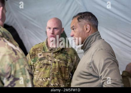 General Michael Garrett, kommandierender General der USA Einsatzkommando, trifft sich mit Oberst Jody Shouse, Befehlshaber des 4. Infanterie-Brigaden-Kampfteams (Airborne), 25. Infanteriedivision, während eines Besuchs im Joint Pacific Multinational Readiness Center Rotation 22-02 bei Fort Greely, Alaska, 15. März 2022. General Garrett ist der erste Befehlshaber des 4-25. IBCT (ABN), der 2005 das Brigadekampfteam aufstellte. Joint Pacific Multinational Readiness Capability 22-02, das vom 9. Bis 24. März 2022 an Standorten rund um Alaska durchgeführt wird, ist ein regionales Kampftrainingscenter, das realistische Kaltwetterergebnisse liefert Stockfoto