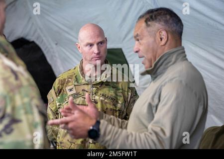 General Michael Garrett, kommandierender General der USA Einsatzkommando, trifft sich mit Oberst Jody Shouse, Befehlshaber des 4. Infanterie-Brigaden-Kampfteams (Airborne), 25. Infanteriedivision, während eines Besuchs im Joint Pacific Multinational Readiness Center Rotation 22-02 bei Fort Greely, Alaska, 15. März 2022. General Garrett ist der erste Befehlshaber des 4-25. IBCT (ABN), der 2005 das Brigadekampfteam aufstellte. Joint Pacific Multinational Readiness Capability 22-02, das vom 9. Bis 24. März 2022 an Standorten rund um Alaska durchgeführt wird, ist ein regionales Kampftrainingscenter, das realistische Kaltwetterergebnisse liefert Stockfoto