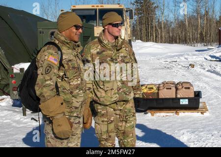 General Michael Garrett, kommandierender General der USA Einsatzkommando, trifft sich mit Oberst Jody Shouse, Befehlshaber des 4. Infanterie-Brigaden-Kampfteams (Airborne), 25. Infanteriedivision, während eines Besuchs im Joint Pacific Multinational Readiness Center Rotation 22-02 bei Fort Greely, Alaska, 15. März 2022. General Garrett ist der erste Befehlshaber des 4-25. IBCT (ABN), der 2005 das Brigadekampfteam aufstellte. Joint Pacific Multinational Readiness Capability 22-02, das vom 9. Bis 24. März 2022 an Standorten rund um Alaska durchgeführt wird, ist ein regionales Kampftrainingscenter, das realistische Kaltwetterergebnisse liefert Stockfoto