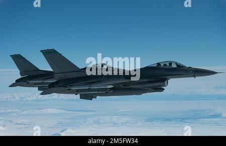 Zwei US-Dollar Air Force F-16 Fighting Falcons, dem 180. Kampfflug zugeteilt, fliegen über Nordaska während eines US-amerikanischen Fluges Northern Command Exercise ARCTIC EDGE 2022 Mission, 15. März 2022. AE22 ist eine alle zwei Jahre stattfindende Homeland Defense Übung, um ein hochwertiges und effektives gemeinsames Training bei kaltem Wetter anzubieten. Stockfoto