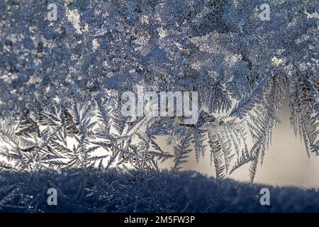 Abstrakter Makrostrukturhintergrund einer natürlichen eismattierten Glasscheibe mit glitzerndem gefrorenem Wasserkristall Stockfoto