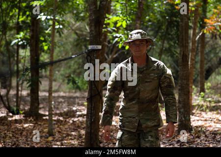 USA Tristan Gilbert, ein Infanterist, der der Hauptverwaltung und Hauptverwaltung zugeteilt ist, 2. Bataillon, 27. Infanterie-Regiment, 3. Infanterie-Brigaden-Kampfteam, 25. Infanterie-Division, wartet auf die Inspektion seiner Einseilbrücke während des Jungle Operations Trainingskurses in Salaknib 2022 in Fort Magsaysay, Nueva Ecija, Philippinen, 15. März 2022. Der Ausbildungskurs für Dschungeloperationen zielte darauf ab, Soldaten aus den USA und den Philippinen auf das Dschungelgelände vorzubereiten, das sie im Indo-Pazifik-Raum begegnen könnten, und stützte sich dabei auf die Mission Salaknibs, die gemeinsame Bereitschaft zu erhöhen Stockfoto