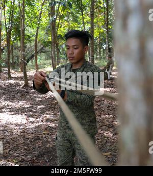 Horace Legaspi, ein Infanterist des 1. Brigaden-Kampfteams, bereitet während des Jungle Operations Training Course am 15. März 2022 in Salaknib 2022 in Fort Magsaysay, Nueva Ecija, Philippinen, eine Einseilbrücke für die Inspektion vor. Der Ausbildungskurs für Dschungeloperationen zielte darauf ab, Soldaten aus den USA und den Philippinen auf das Dschungelgelände vorzubereiten, dem sie im Indo-Pazifik begegnen könnten, aufbauend auf der Mission Salaknibs, die gemeinsame Bereitschaft und Interoperabilität zu verbessern. Stockfoto