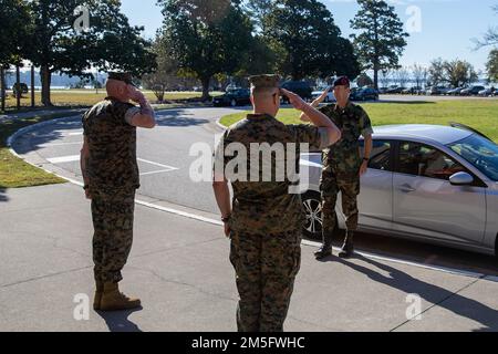 USA Marinekorps-Führer der 2D. Marine Division (MARDIV) salutieren die Brigade des niederländischen Marine Corps. General Frank Boots, Direktor der niederländischen Karibischen Küstenwache und Kommandeur der Component Task Group 4,4, im Rahmen der Übung Caribbean Urban Warrior in Camp Lejeune, North Carolina, 15. März 2022. Bei der Übung handelt es sich um eine bilaterale Fortbildungsmaßnahme, die darauf abzielt, die globale Interoperabilität zwischen dem 2D. Aufklärungsbataillon, dem 2D. MARDIV und der Marinestaffel Carib, dem niederländischen Marinekorps, zu verbessern. Stockfoto