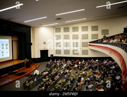 Norfolk, Va (13. März 2022) - Hinten-Einsatzleiter Michael A. Wettlaufer, Befehlshaber des militärischen Sealift-Kommandos (MSC), spricht während eines Treffens im Rathaus für Zivilisten und Militärangehörige am Marinestützpunkt Norfolk am 15. März 2022. Wettlaufer wandte sich an das MSC-Team, um aktuelle und künftige Pläne zu übermitteln und die beispielhafte Arbeit anzuerkennen, die während der COVID-19-Pandemie geleistet wurde. Stockfoto