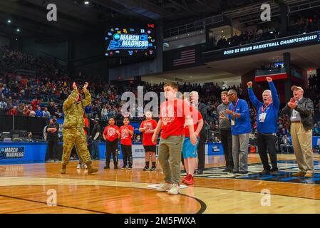 Oberst Patrick Miller, 88. Luftwaffenkommandant, feuert den Gewinner der Big Hoopla STEM Challenge am 15. März 2022 an der University of Dayton Arena an. Seit 2012 hat das Big Hoopla Daytons Kooperationsgeist, die Unterstützung der Gemeinschaft und die militärische Wertschätzung als Gastgeber des NCAA Männer Basketballturniers First Four unter Beweis gestellt. Stockfoto