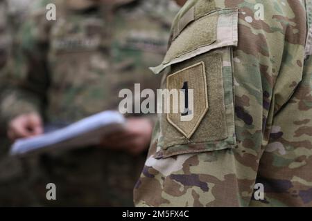 Soldaten, die 2. Bataillon, 34. Panzerregiment, 1. Panzerbrigade-Kampfteam, 1. Infanteriedivision-Plot-Punkte während der Landnavigation auf einem M1A2-Abrams-Panzer in Drawsko Pomorskie, Polen, 15. März 2022 zugeteilt wurden. Stockfoto