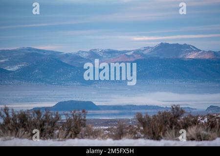 Der Mono Lake im Mono County, Kalifornien, USA, wird von Nebel manchmal verhüllt und bildet vom Gipfel des Conway Summit eine beeindruckende Landschaft. Stockfoto