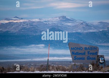 Der Mono Lake im Mono County, Kalifornien, USA, wird von Nebel manchmal verhüllt und bildet vom Gipfel des Conway Summit eine beeindruckende Landschaft. Stockfoto