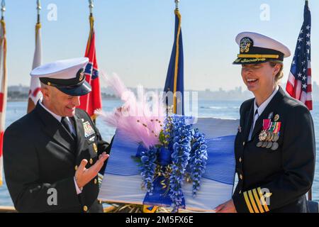 Captain Kimberly A. Zuzelski, stellvertretender Kommandeur der Naval Medical Forces Pacific, nimmt ein Andenken von Kommandomeister Sean E. Howe, NMFP, während einer Ruhestandszeremonie im Admiral Kidd Catering and Conference Center, Naval Base Point Loma, Harbor Drive Annex, San Diego, März 15 an. (Foto: Petty Officer Madysson Ritter, 2. Klasse) Stockfoto